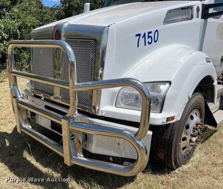 image for item EJ2898 2016 Kenworth T880 semi truck