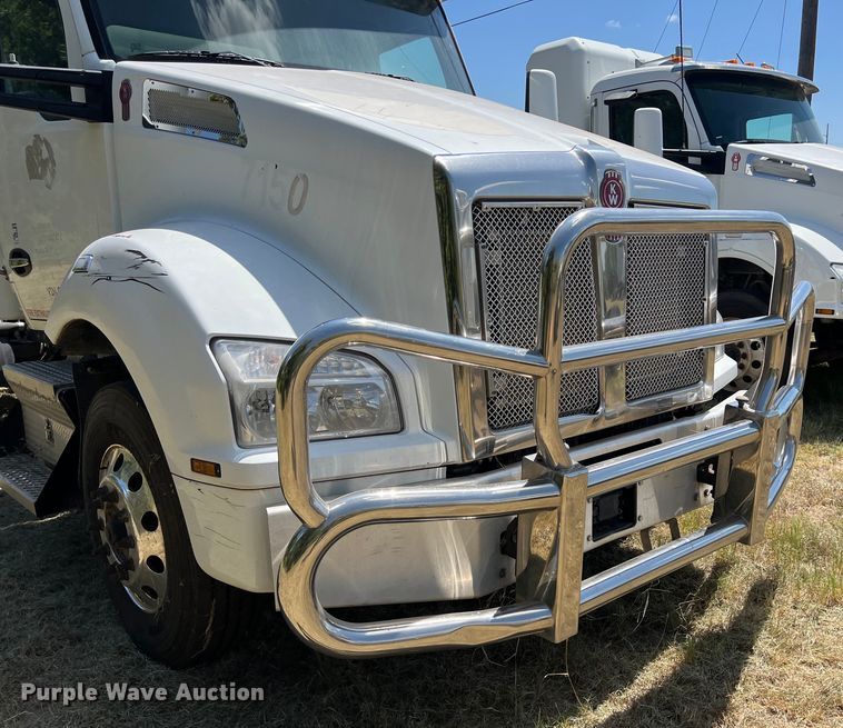 image for item EJ2898 2016 Kenworth T880 semi truck