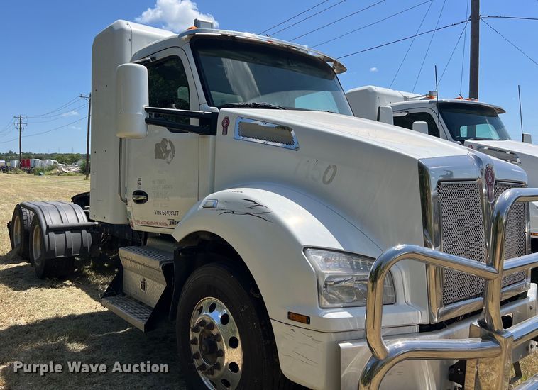 image for item EJ2898 2016 Kenworth T880 semi truck