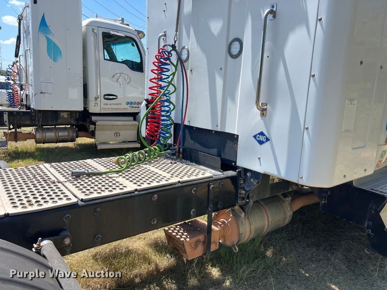 image for item EJ2898 2016 Kenworth T880 semi truck