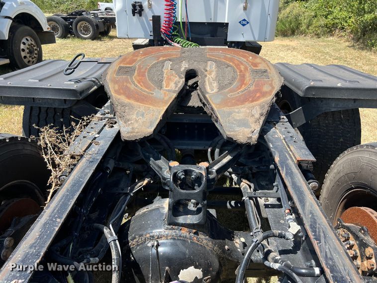 image for item EJ2898 2016 Kenworth T880 semi truck