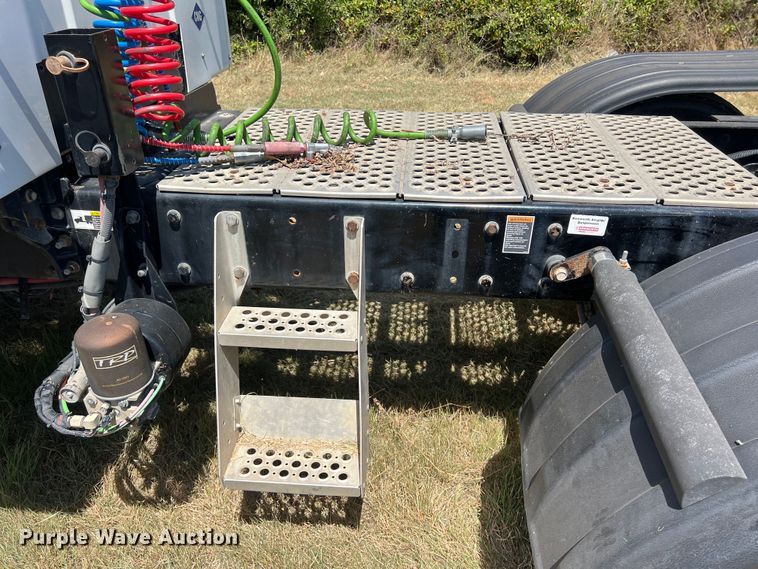 image for item EJ2898 2016 Kenworth T880 semi truck