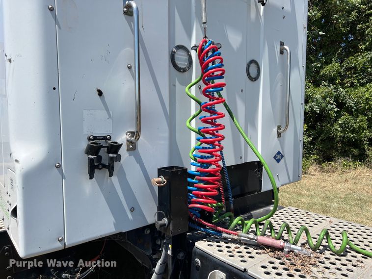 image for item EJ2898 2016 Kenworth T880 semi truck