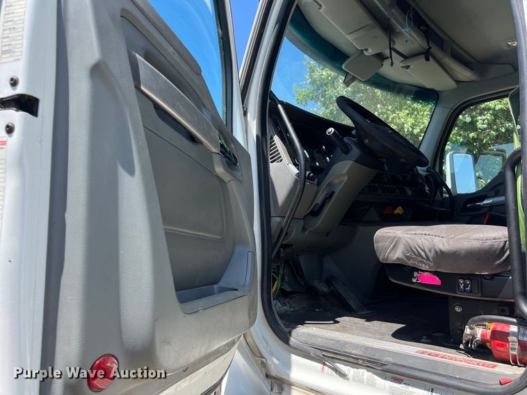 image for item EJ2898 2016 Kenworth T880 semi truck