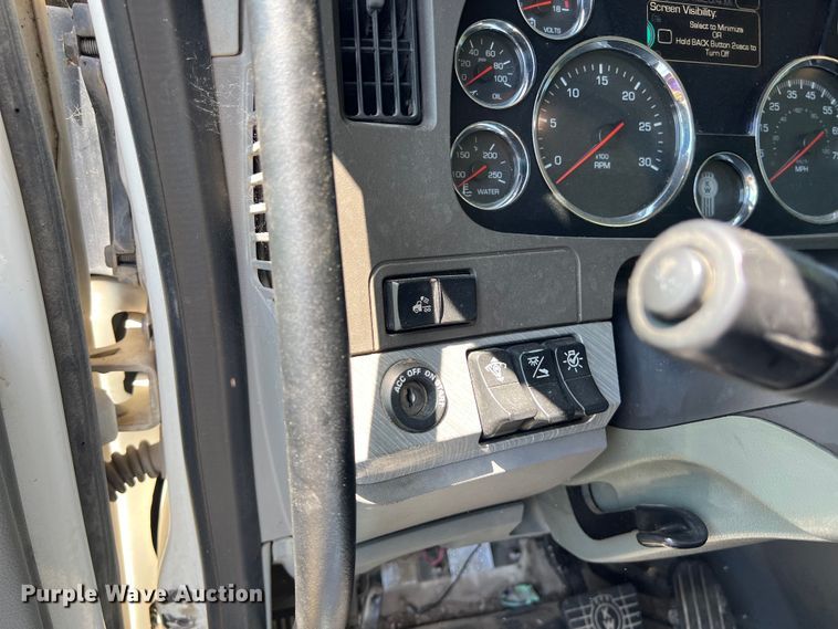 image for item EJ2898 2016 Kenworth T880 semi truck