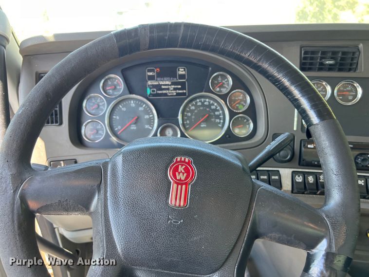 image for item EJ2898 2016 Kenworth T880 semi truck