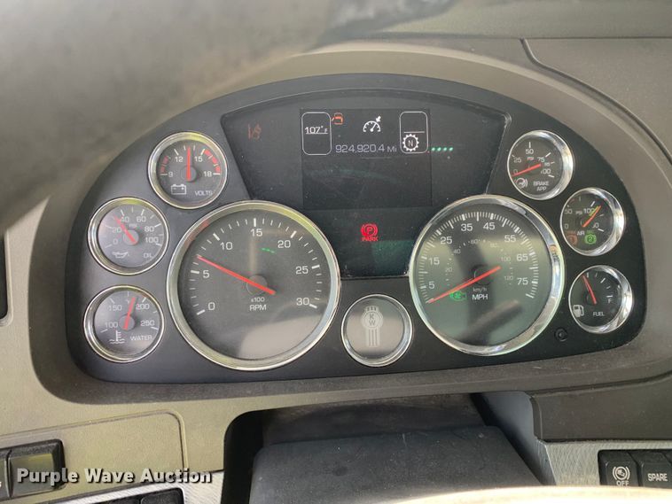 image for item EJ2898 2016 Kenworth T880 semi truck