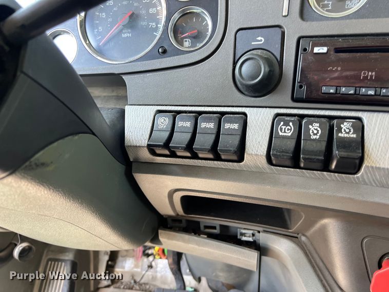 image for item EJ2898 2016 Kenworth T880 semi truck