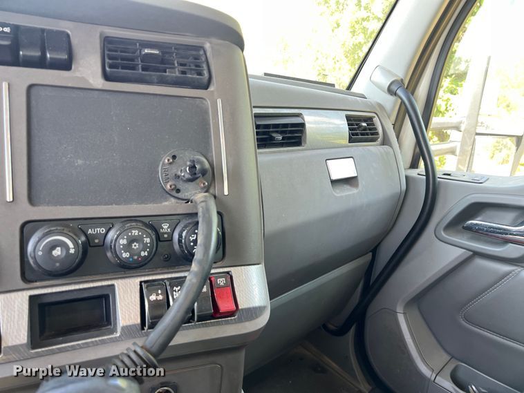 image for item EJ2898 2016 Kenworth T880 semi truck