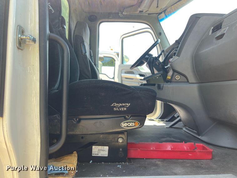 image for item EJ2898 2016 Kenworth T880 semi truck