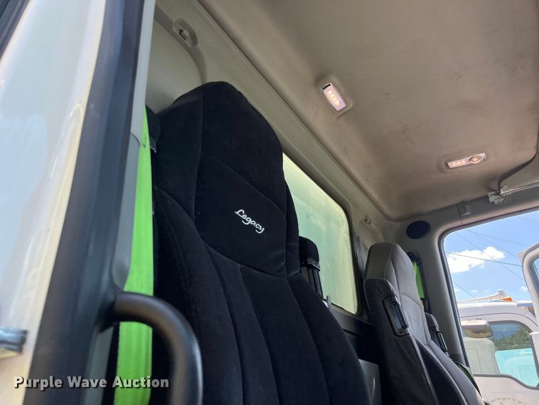 image for item EJ2898 2016 Kenworth T880 semi truck