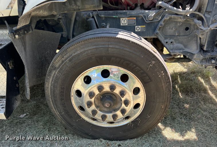 image for item EJ2898 2016 Kenworth T880 semi truck