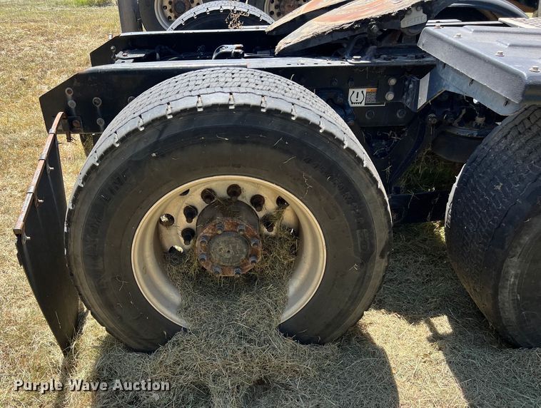 image for item EJ2898 2016 Kenworth T880 semi truck