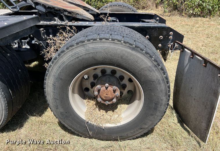 image for item EJ2898 2016 Kenworth T880 semi truck