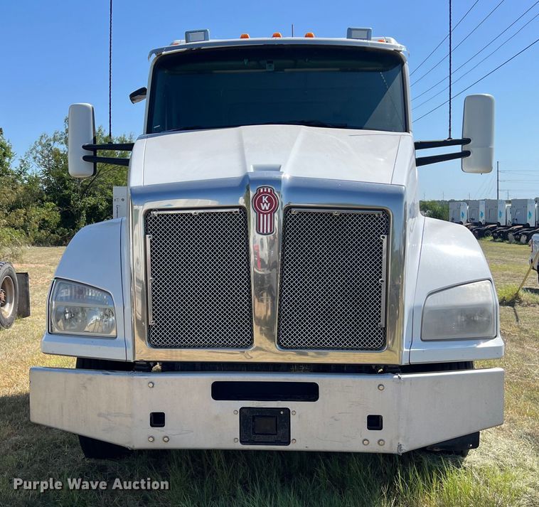 image for item EJ2899 2016 Kenworth T880 semi truck