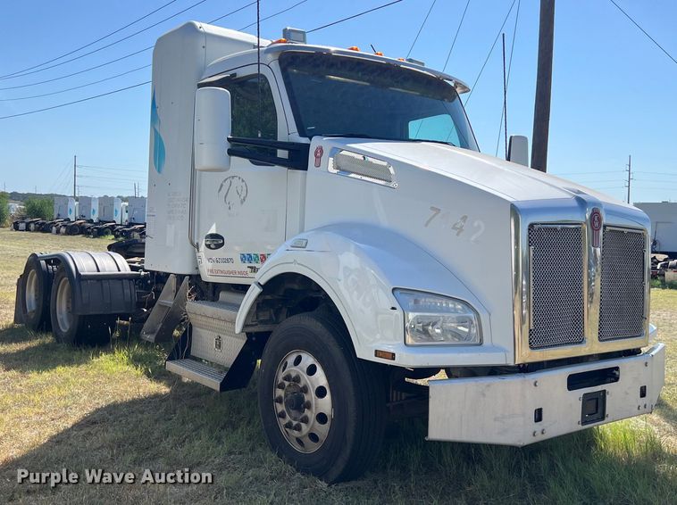 image for item EJ2899 2016 Kenworth T880 semi truck