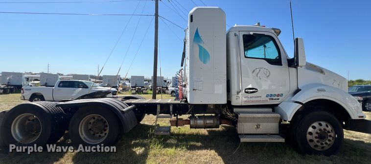 image for item EJ2899 2016 Kenworth T880 semi truck