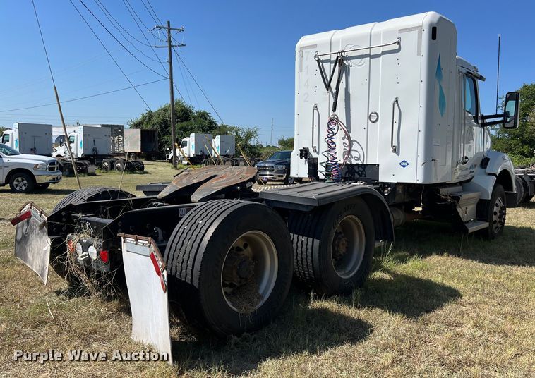 image for item EJ2899 2016 Kenworth T880 semi truck