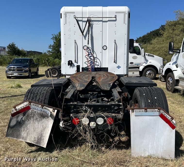 image for item EJ2899 2016 Kenworth T880 semi truck