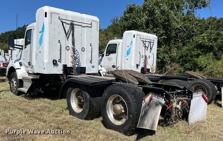 image for item EJ2899 2016 Kenworth T880 semi truck