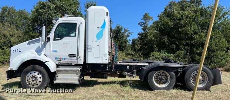 image for item EJ2899 2016 Kenworth T880 semi truck