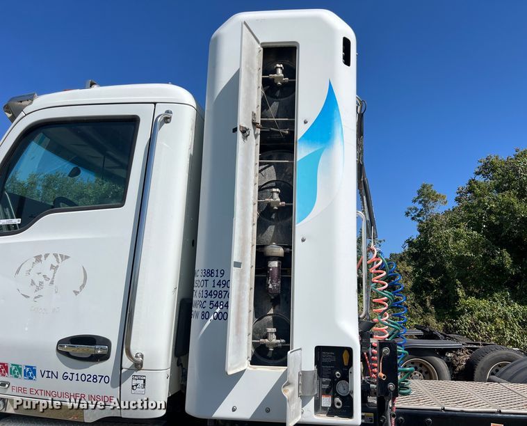 image for item EJ2899 2016 Kenworth T880 semi truck