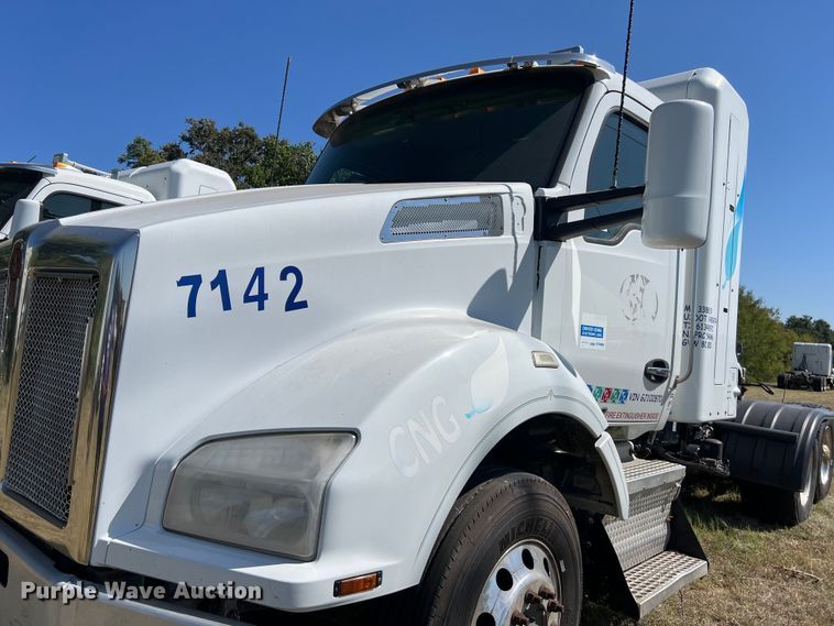 image for item EJ2899 2016 Kenworth T880 semi truck