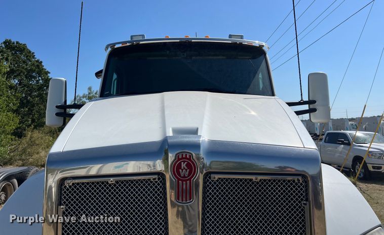 image for item EJ2899 2016 Kenworth T880 semi truck