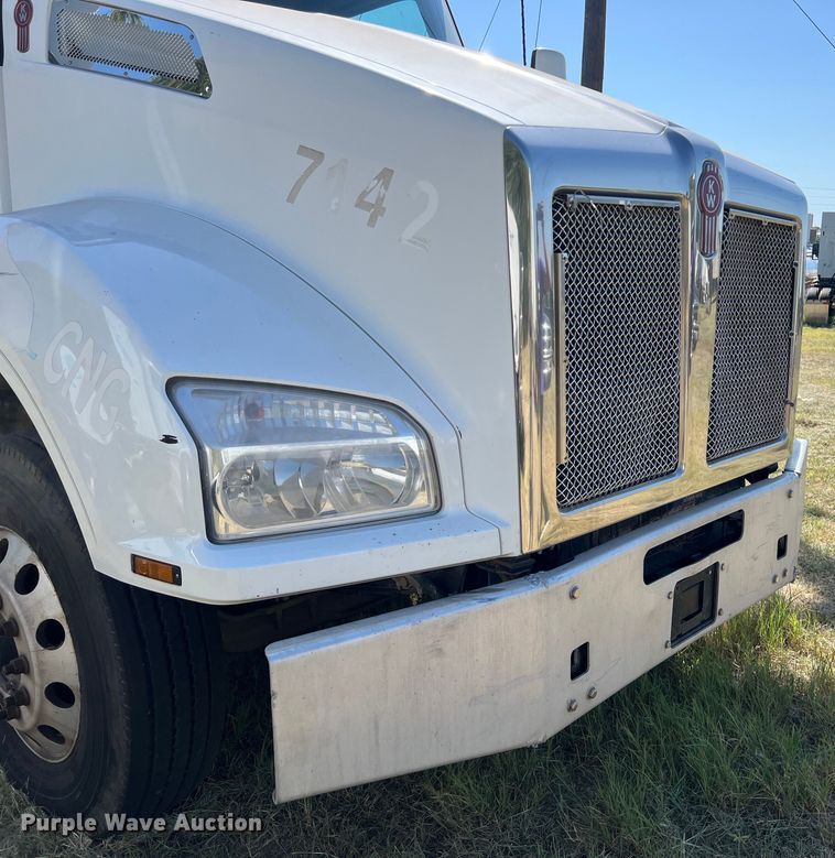 image for item EJ2899 2016 Kenworth T880 semi truck