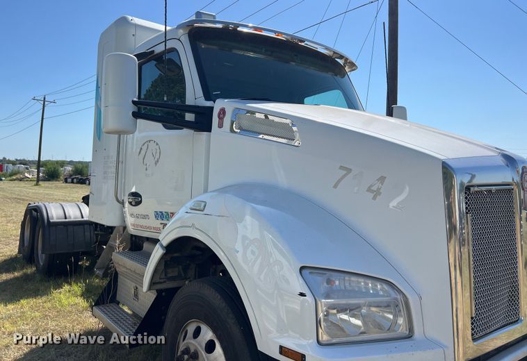 image for item EJ2899 2016 Kenworth T880 semi truck