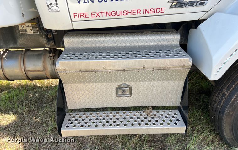 image for item EJ2899 2016 Kenworth T880 semi truck