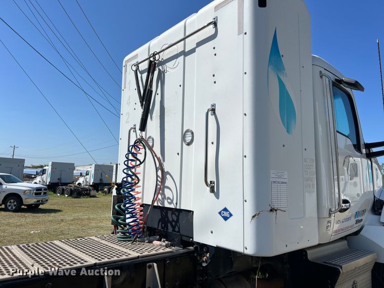 image for item EJ2899 2016 Kenworth T880 semi truck