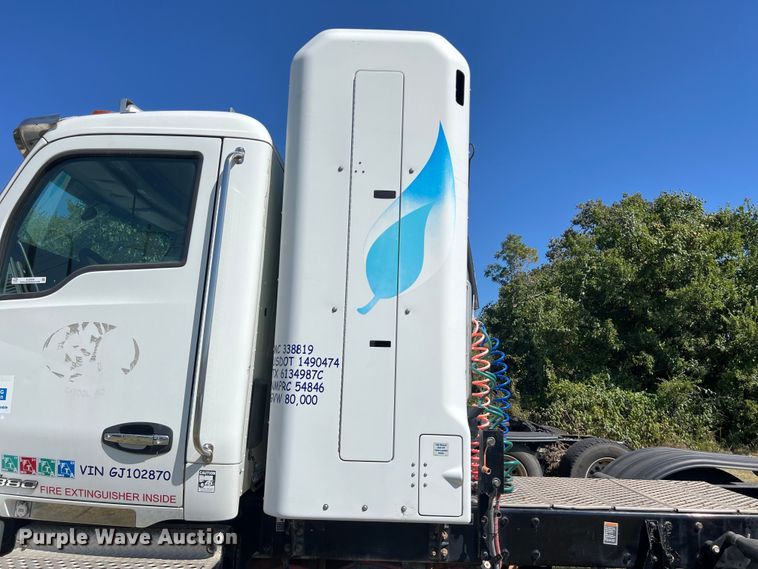 image for item EJ2899 2016 Kenworth T880 semi truck