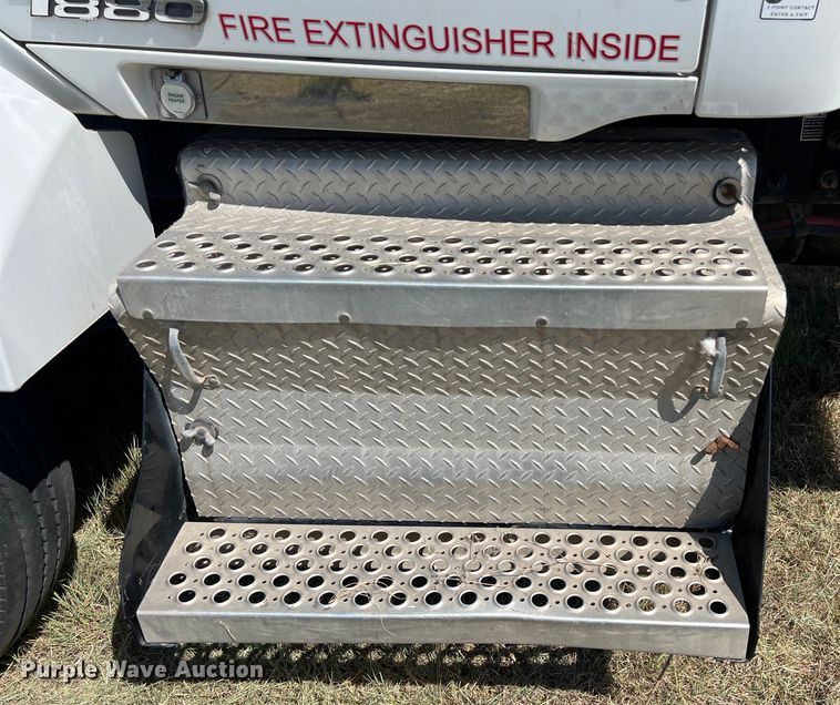 image for item EJ2899 2016 Kenworth T880 semi truck