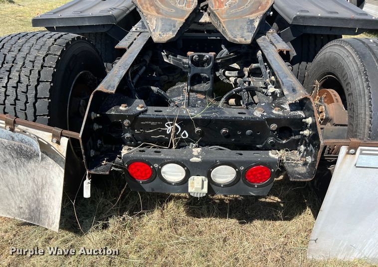 image for item EJ2899 2016 Kenworth T880 semi truck