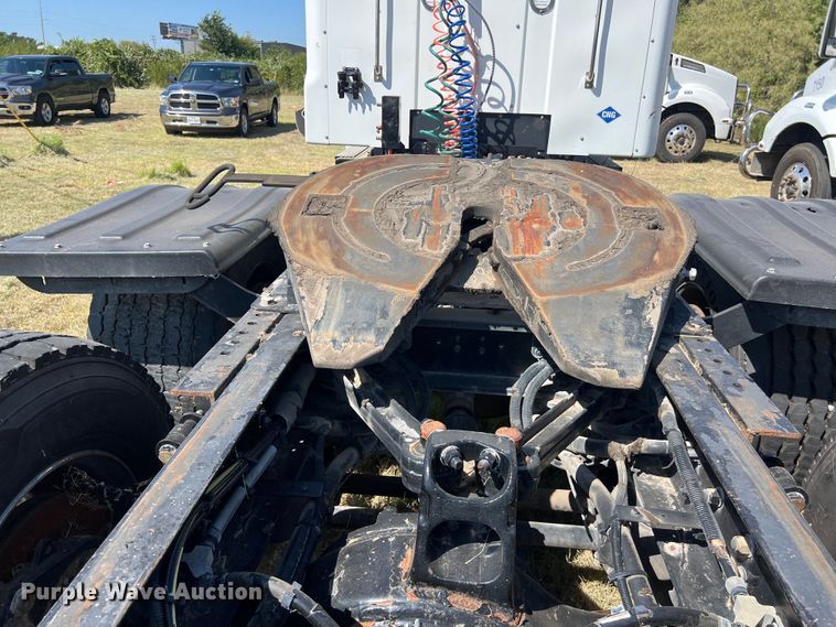 image for item EJ2899 2016 Kenworth T880 semi truck