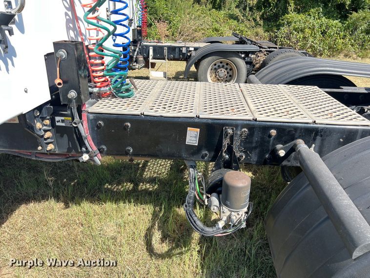 image for item EJ2899 2016 Kenworth T880 semi truck