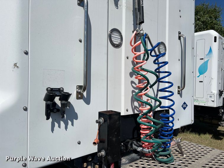 image for item EJ2899 2016 Kenworth T880 semi truck