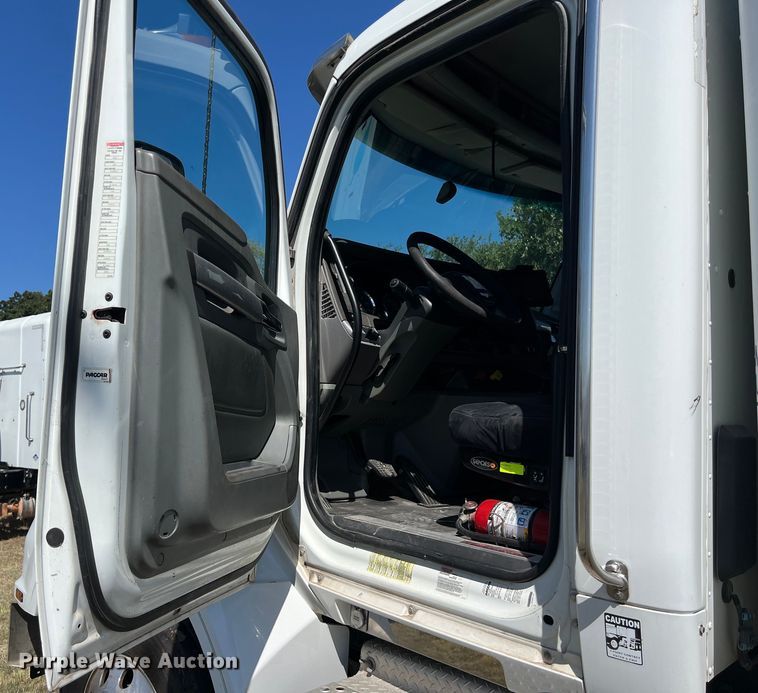 image for item EJ2899 2016 Kenworth T880 semi truck