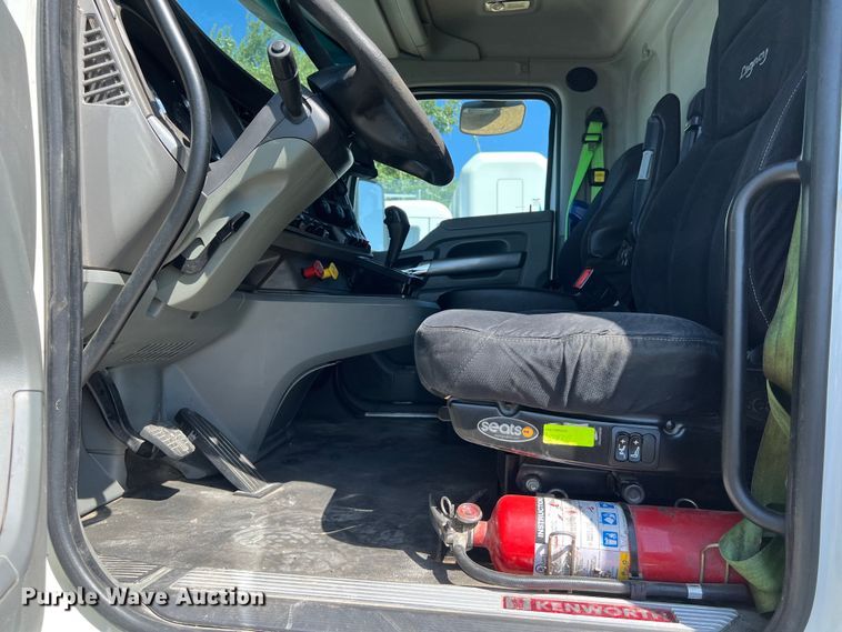 image for item EJ2899 2016 Kenworth T880 semi truck