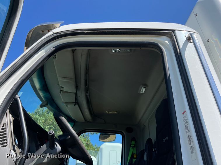 image for item EJ2899 2016 Kenworth T880 semi truck