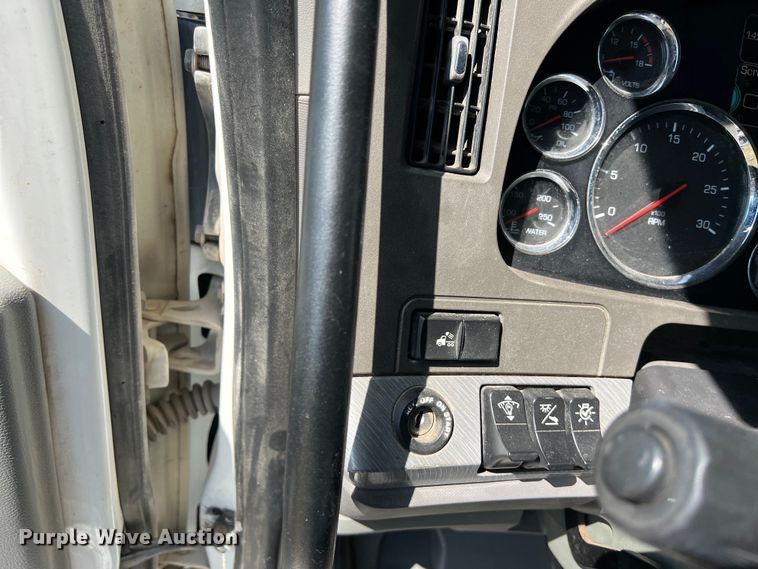 image for item EJ2899 2016 Kenworth T880 semi truck