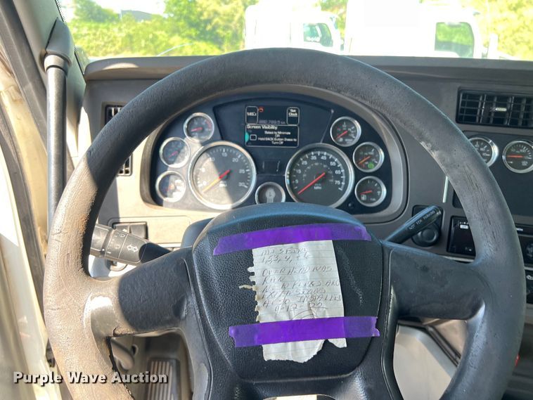 image for item EJ2899 2016 Kenworth T880 semi truck