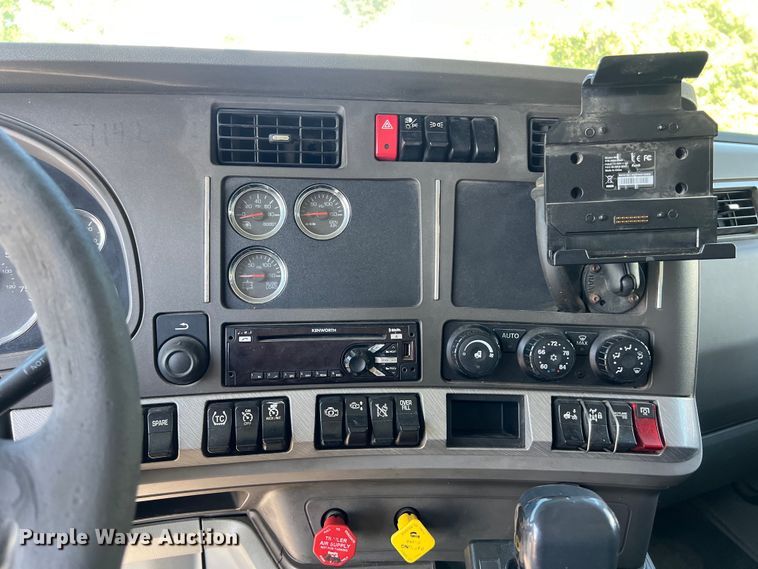 image for item EJ2899 2016 Kenworth T880 semi truck