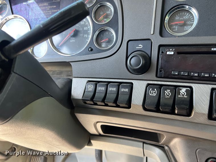 image for item EJ2899 2016 Kenworth T880 semi truck