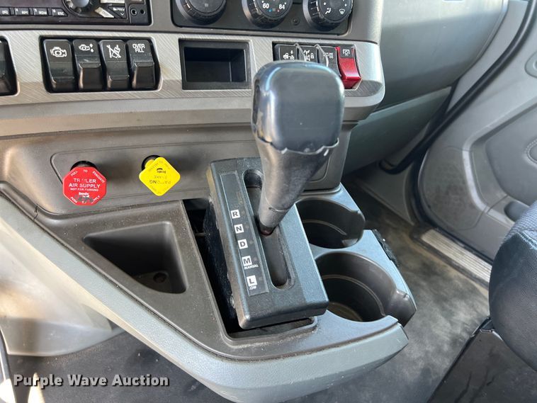 image for item EJ2899 2016 Kenworth T880 semi truck