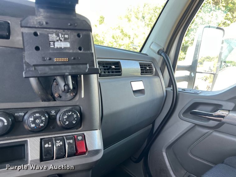 image for item EJ2899 2016 Kenworth T880 semi truck