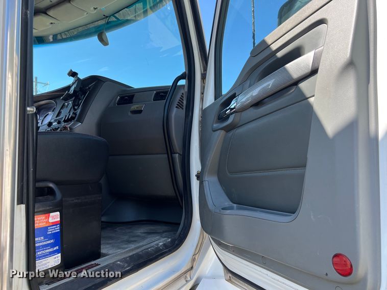 image for item EJ2899 2016 Kenworth T880 semi truck