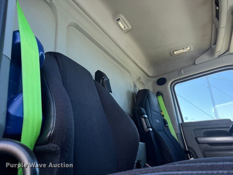 image for item EJ2899 2016 Kenworth T880 semi truck