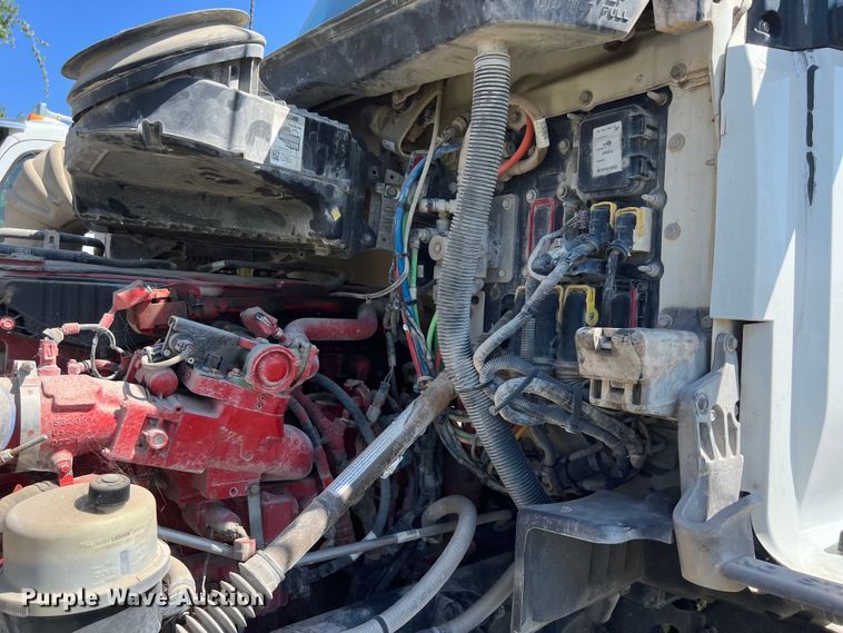 image for item EJ2899 2016 Kenworth T880 semi truck